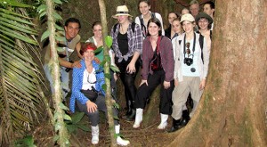 Margit Delefant in Costa Rica mit Schüler/innen und Student/innen